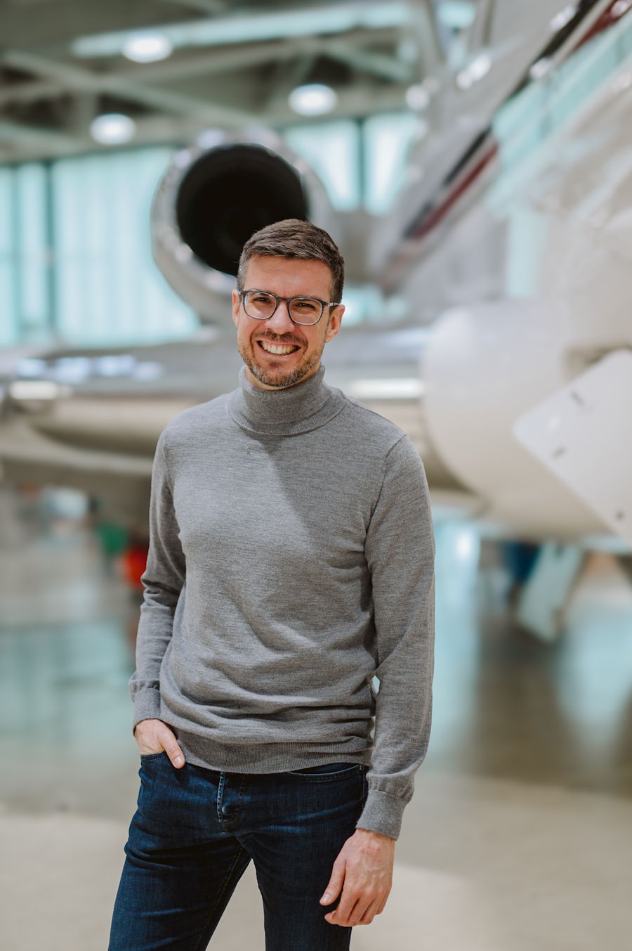Robert Richter in der Flugzeughalle vor Ort beim Kunden