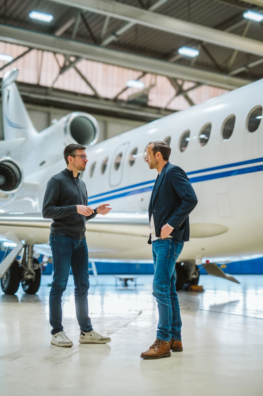Robert Richter im Austausch mit einem Kunden im Hangar