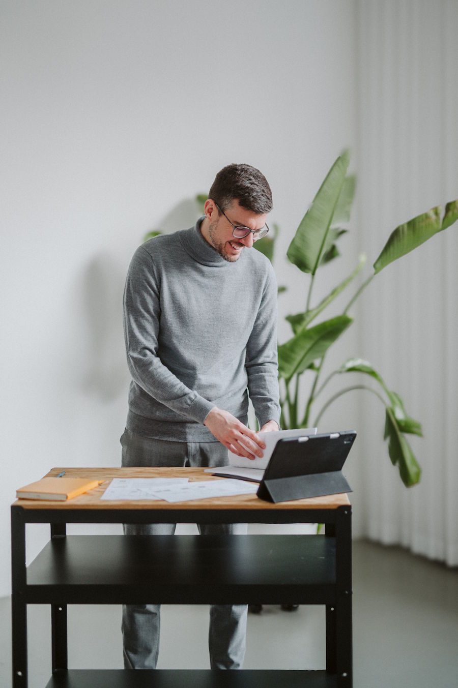 Robert Richter bei der Erstellung eines EASA Betriebshandbuchs
